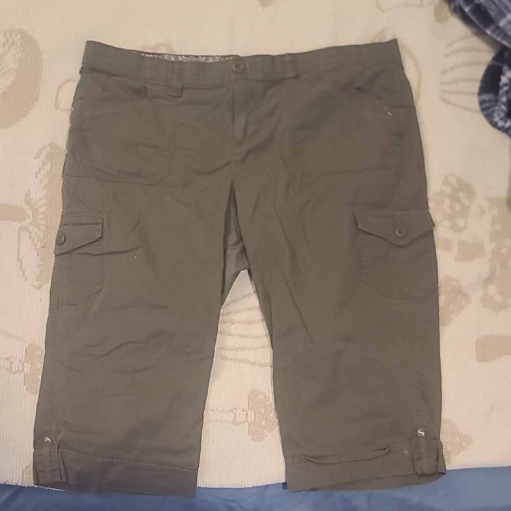 Gloria Vanderbuilt Olive Cargo Shorts Size 16P